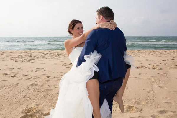 Sevgili damat ile gelin tropikal yaz sahilde — Stok fotoğraf