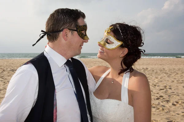 Ein Paar am Strand Sand mit Maske zusammen verheiratet — Stockfoto