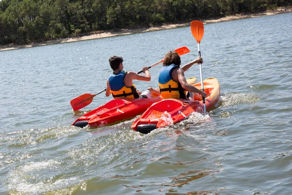 Zwei Kajaks auf dem See liefern sich in den Ferien ein Rennen zum Spaß — Stockfoto