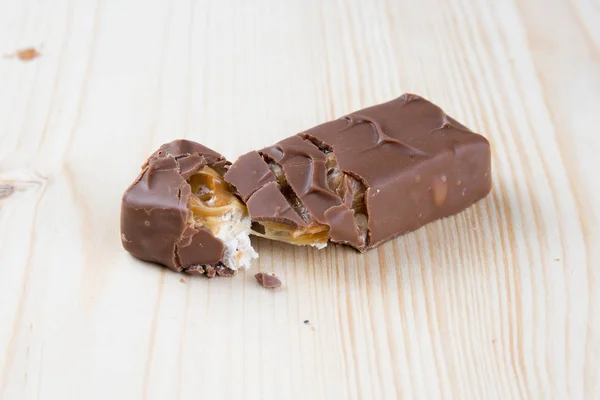 Mola veya çikolata endüstriyel ahşap arka planda bar parçası — Stok fotoğraf