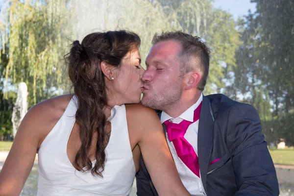 Bacio per matrimonio in un parco — Foto Stock