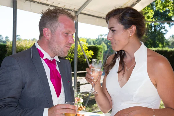 Свадебный коктейль с женихом и невестой — стоковое фото