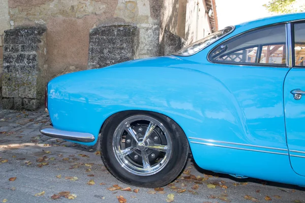 La face arrière avec roues od une vieille voiture de minuterie bleu océan — Photo