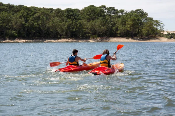 A couple have fun in river by making race with location kayak — Stock Photo, Image