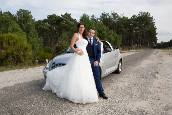 In the wedding day the marriage couple make a break with convertible car — Stock Photo, Image