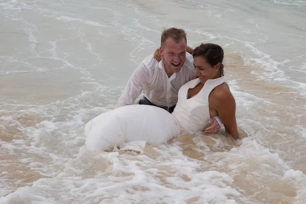 Con ropa de deshierbe, la pareja de casados está en el mar de agua — Foto de Stock