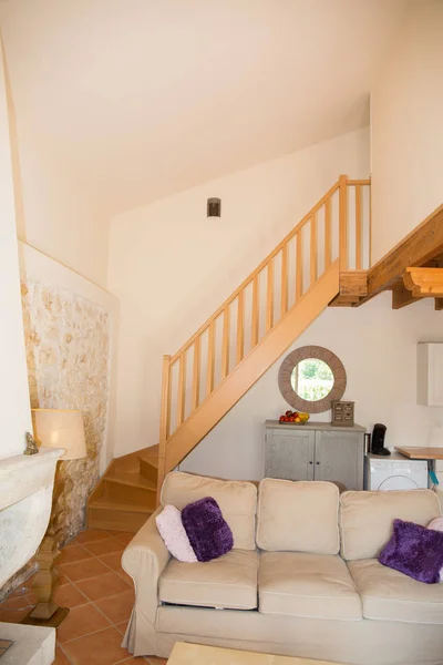 Maison intérieure avec escalier en bois et canapé — Photo