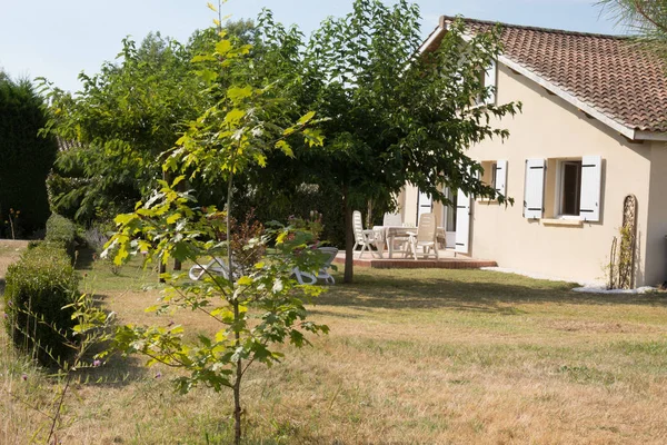 En un pueblo una bonita casa con jardín — Foto de Stock