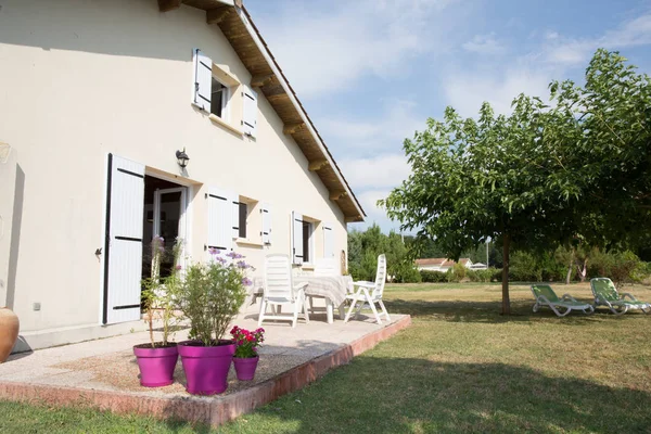 Casa grande en un gran jardín — Foto de Stock