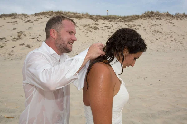 Şehvetli çift için kıyafet değiştirerek kum plaj düğün, soyun eşi sonra — Stok fotoğraf