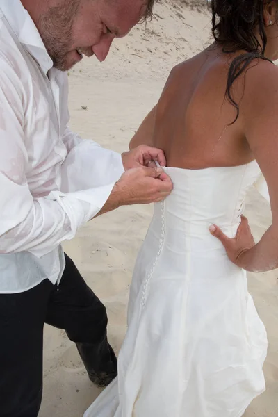 Denizde bir banyodan sonra çift sahilde düğün — Stok fotoğraf
