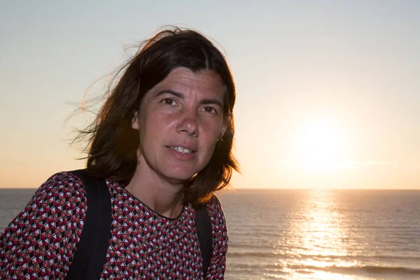 Playa puesta de sol en el océano o el mar con la mujer cuarenta — Foto de Stock