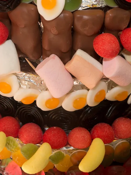 Большой торт для детской вечеринки с большим количеством конфет — стоковое фото
