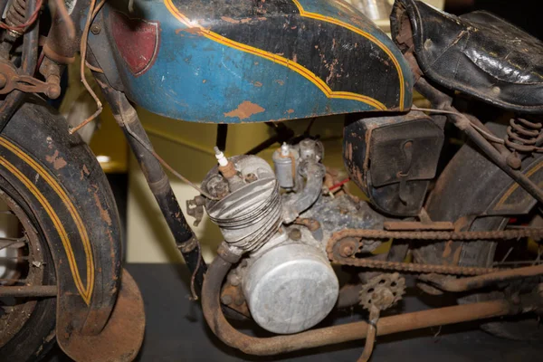Antiga e velha moto, enferrujado e sujo pronto para a restauração — Fotografia de Stock