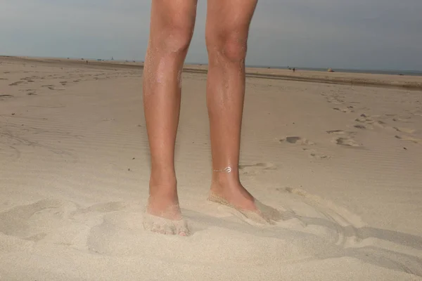 休暇のビーチで夏の日に素敵な足 — ストック写真