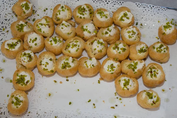 Lote de choux com pistache em festa de restaurante mascarpone — Fotografia de Stock