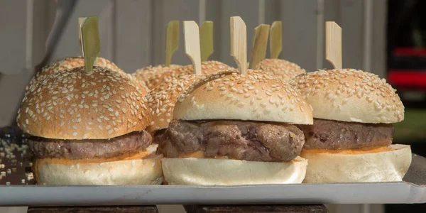 Mini hamburger veya peynirli burger tost parmak parti içinde yemek için seviyorum — Stok fotoğraf