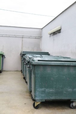 Çöp konteyner toplayıcıları geçirilmesi bekleyen depolama yer