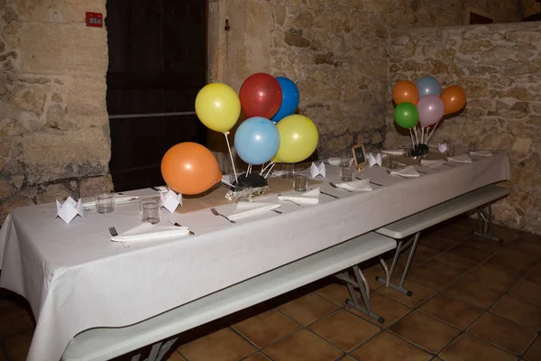 Der Tisch steht bereit, um die Kinder zum Fest in einem alten Steinhaus zu empfangen — Stockfoto