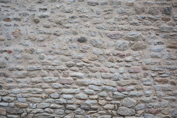 Nella strada del villaggio, un antico muro di pietra con il pavimento verso il basso — Foto Stock