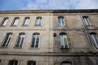 Temiz yıkama ev cephe ve kirli bir bir şehirde arasındaki fark