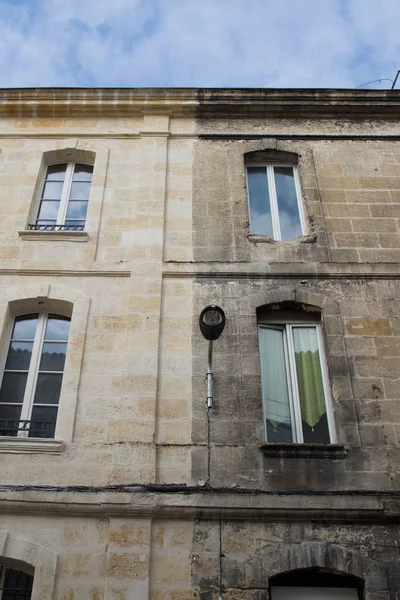 Illustration du nettoyage de la maison murale de lavage avant et après la façade d'eau sous pression à l'extérieur — Photo