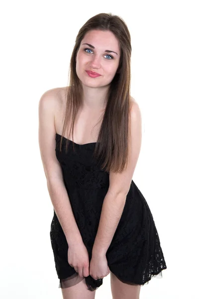 Giovane e bella ragazza con gli occhi azzurri con un vestito nero nello studio fotografico — Foto Stock
