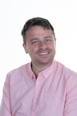Beyaz bir arka plan üzerinde pembe tişörtlü bir otuz yaşındaki adam