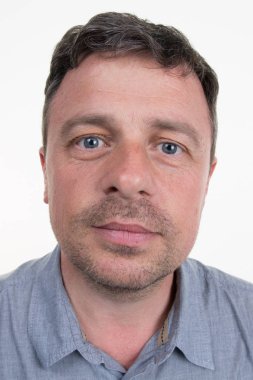Komik kamera tarafından deforme olmuş bir adam portresi