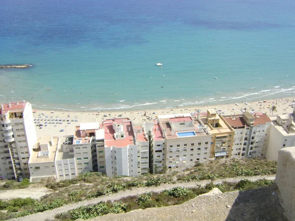 Aerial näkymä hotellin rakennuksia, jotka ovat meren rannalla — kuvapankkivalokuva