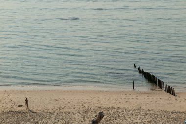 Yükseklik Beach'te sahilde görünümü bir kız ile bir yaz gününde