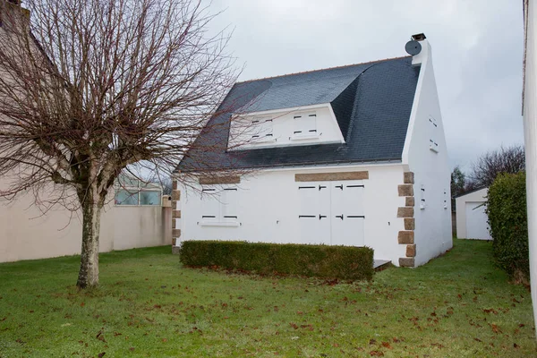 Brittany Fransa tipik bir küçük tatil evi — Stok fotoğraf