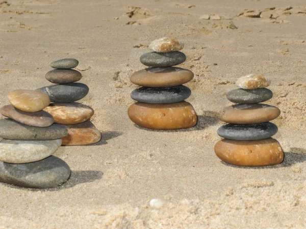 Varios muelles de guijarros en la playa en pirámide —  Fotos de Stock