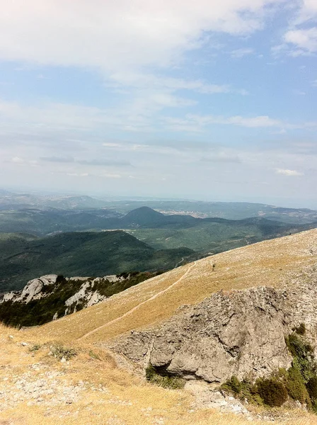Krajobraz Pirenejów i kraju Basków w letni dzień — Zdjęcie stockowe