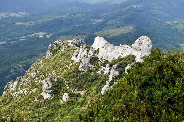 Paisagem montanhosa nos Pirinéus em França ou Espanha — Fotografia de Stock