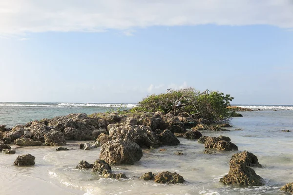 Beachfront with white sand on a paradise island — Stock Photo, Image