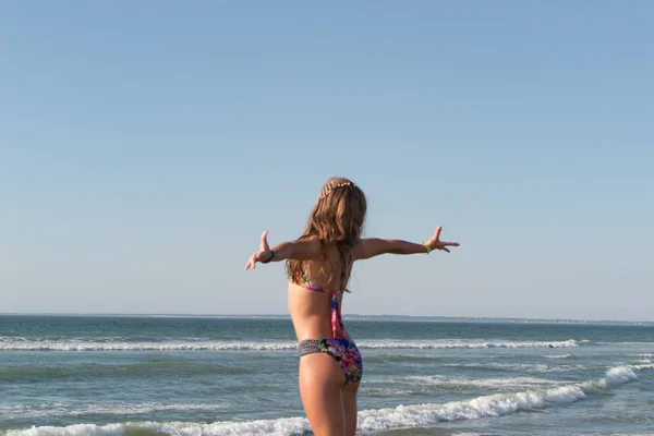 Feliz jovem mulher na praia todos bronzeados — Fotografia de Stock