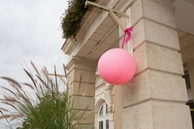 Pembe balon evde asılı olacak bir partinin sembolü