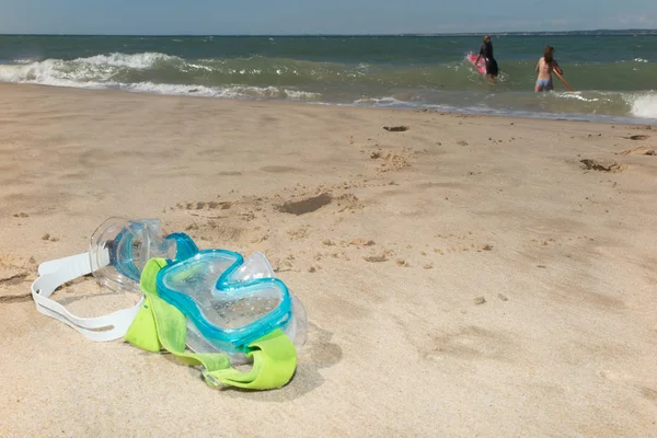 Máscara de buceo en la arena como símbolo de vacaciones y sol — Foto de Stock