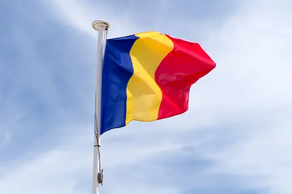 Прапор Румунії під Синє небо — стокове фото