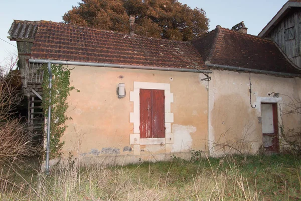 Casa velha típica do campo do sul da França — Fotografia de Stock