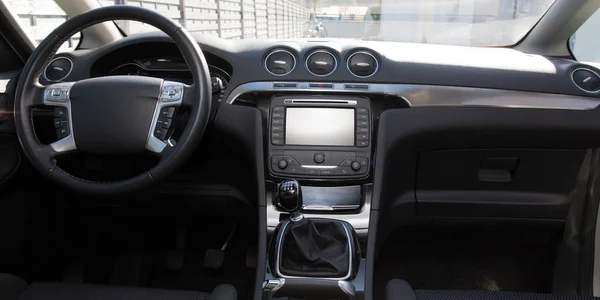 Interieur en dashboard van een moderne zwarte auto — Stockfoto