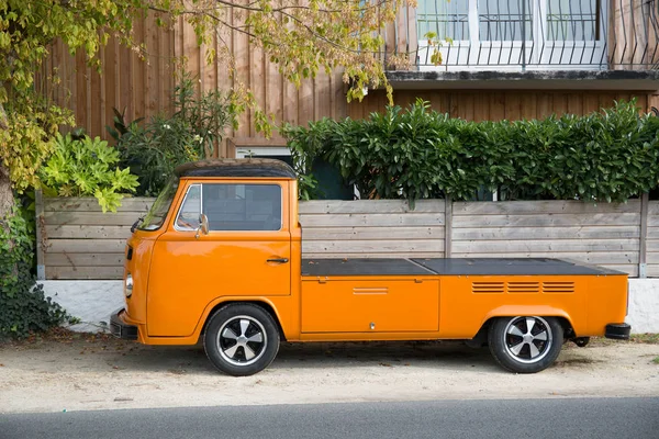 Ein alter orangefarbener Oldtimer-Pick-up parkt auf der Straße — Stockfoto