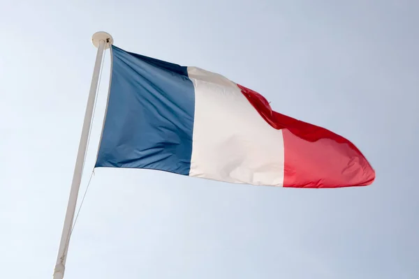 Французский флаг против голубого облачного неба . — стоковое фото