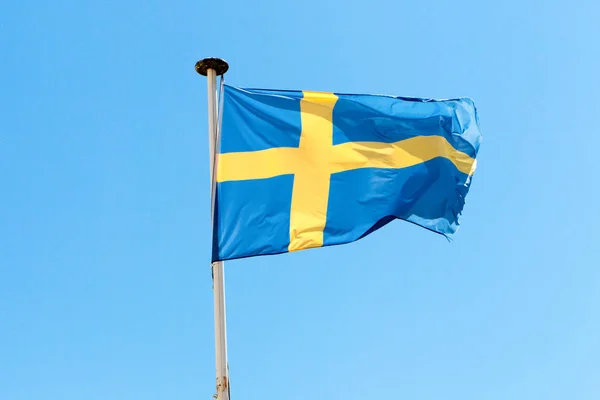 国旗的瑞典风和蓝蓝的天空 — 图库照片