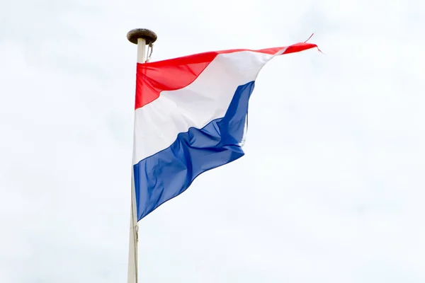 Флаг Нидерландов плавает в небе — стоковое фото