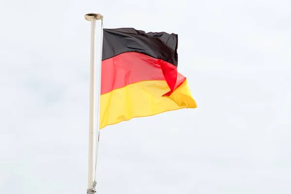 Немецкий флаг плавает в облачном небе — стоковое фото