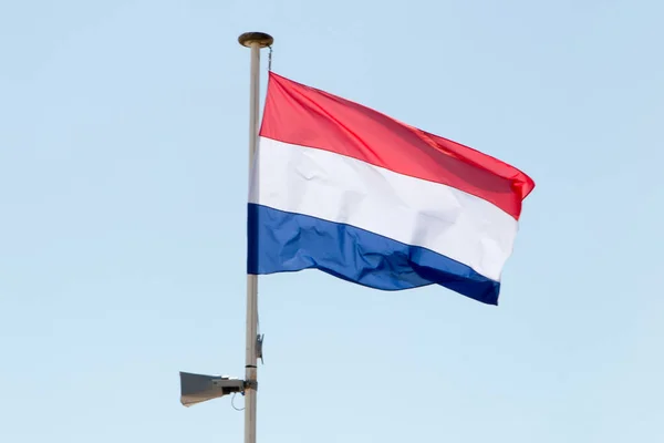 Flaga Holandii na wietrze, wiszące na jego mat — Zdjęcie stockowe