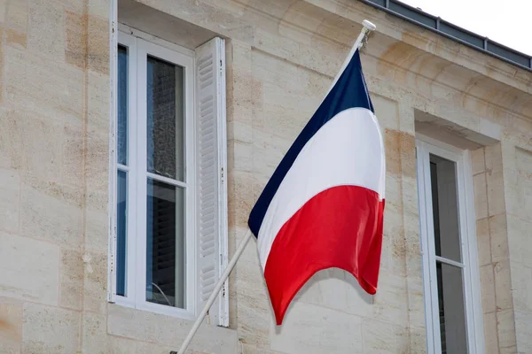 Bandeira francesa flutua em frente ao edifício oficial — Fotografia de Stock