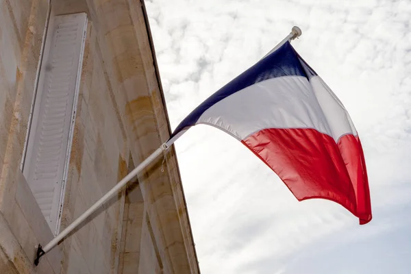 Bandera de Francia al viento en un edificio oficial — Foto de Stock